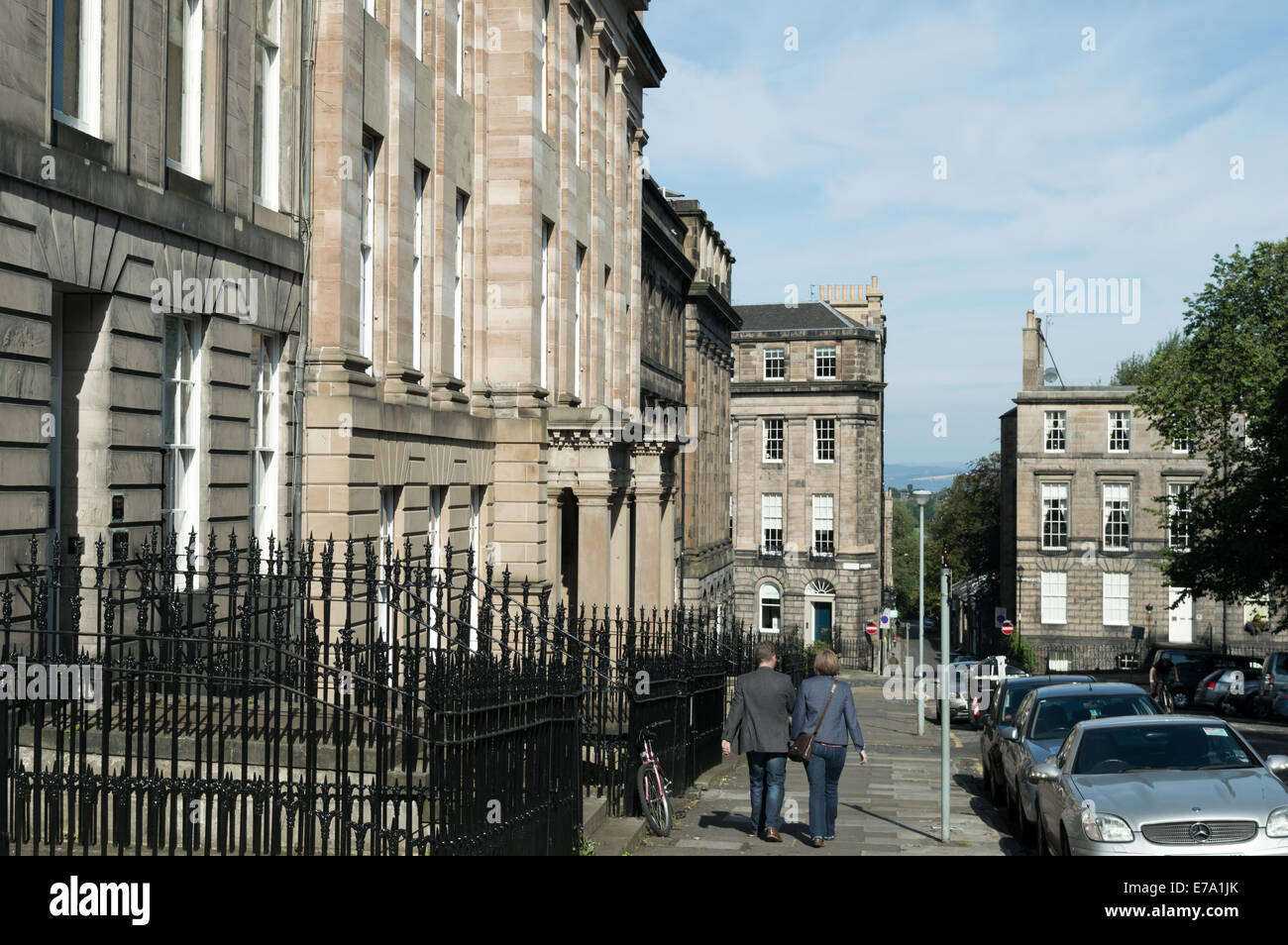 L uomo e la donna a piedi lungo la strada di Wemyss posto. Edinburgh New Town Foto Stock