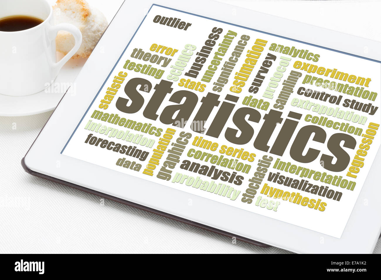 Statistiche e analisi dei dati cloud di parola su una tavoletta digitale con una tazza di caffè Foto Stock