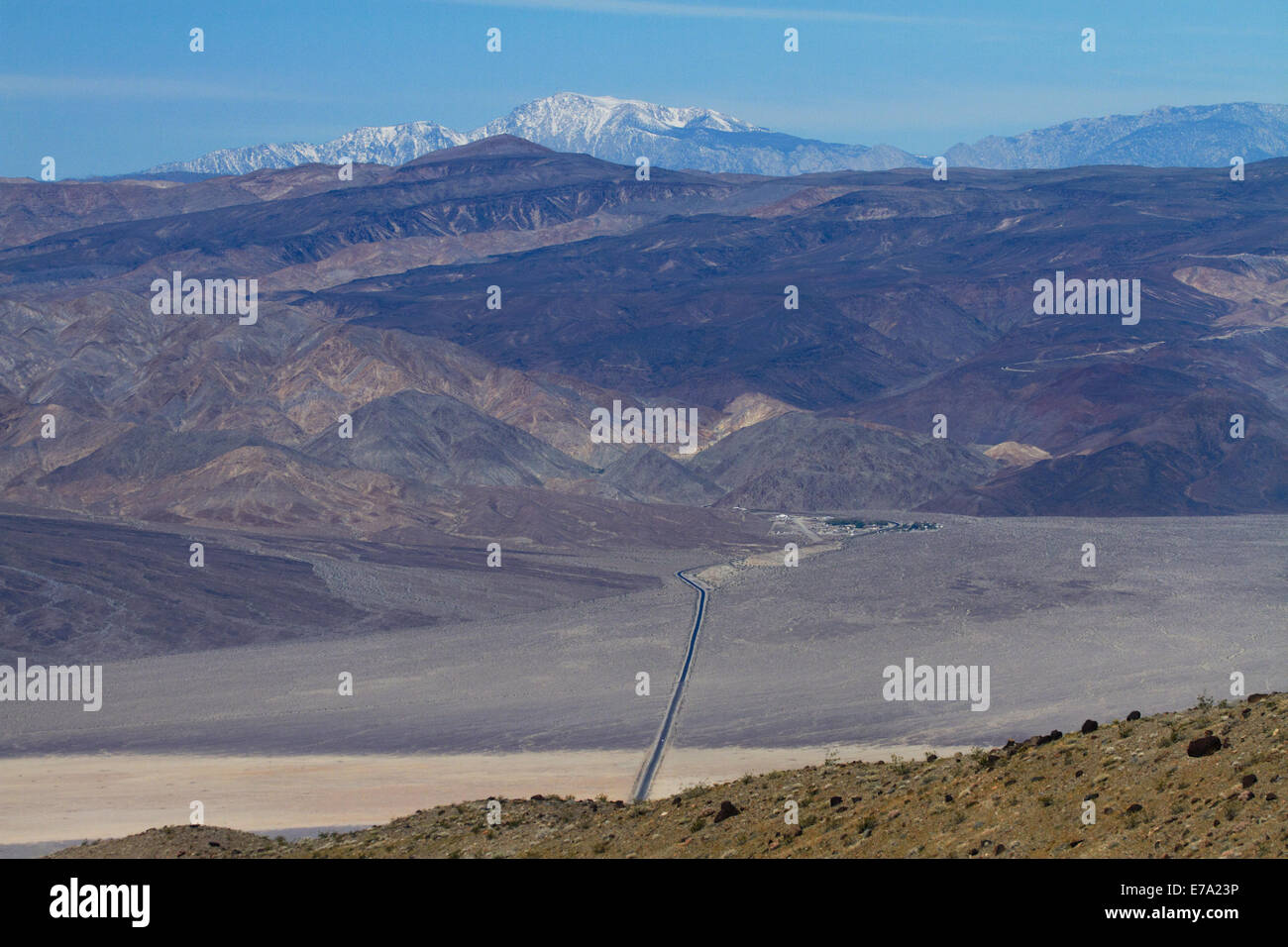 Strada Statale Route 190 attraverso Panamint Valley verso Panamint Springs, il Parco Nazionale della Valle della Morte, Deserto Mojave, con colline di Darwin un Foto Stock