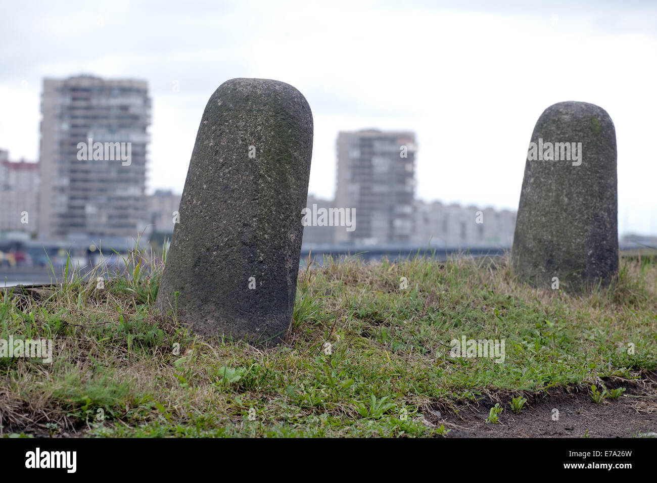 Pietre di granito e moderni edifici vista di contrasto di San Pietroburgo, Russia Foto Stock