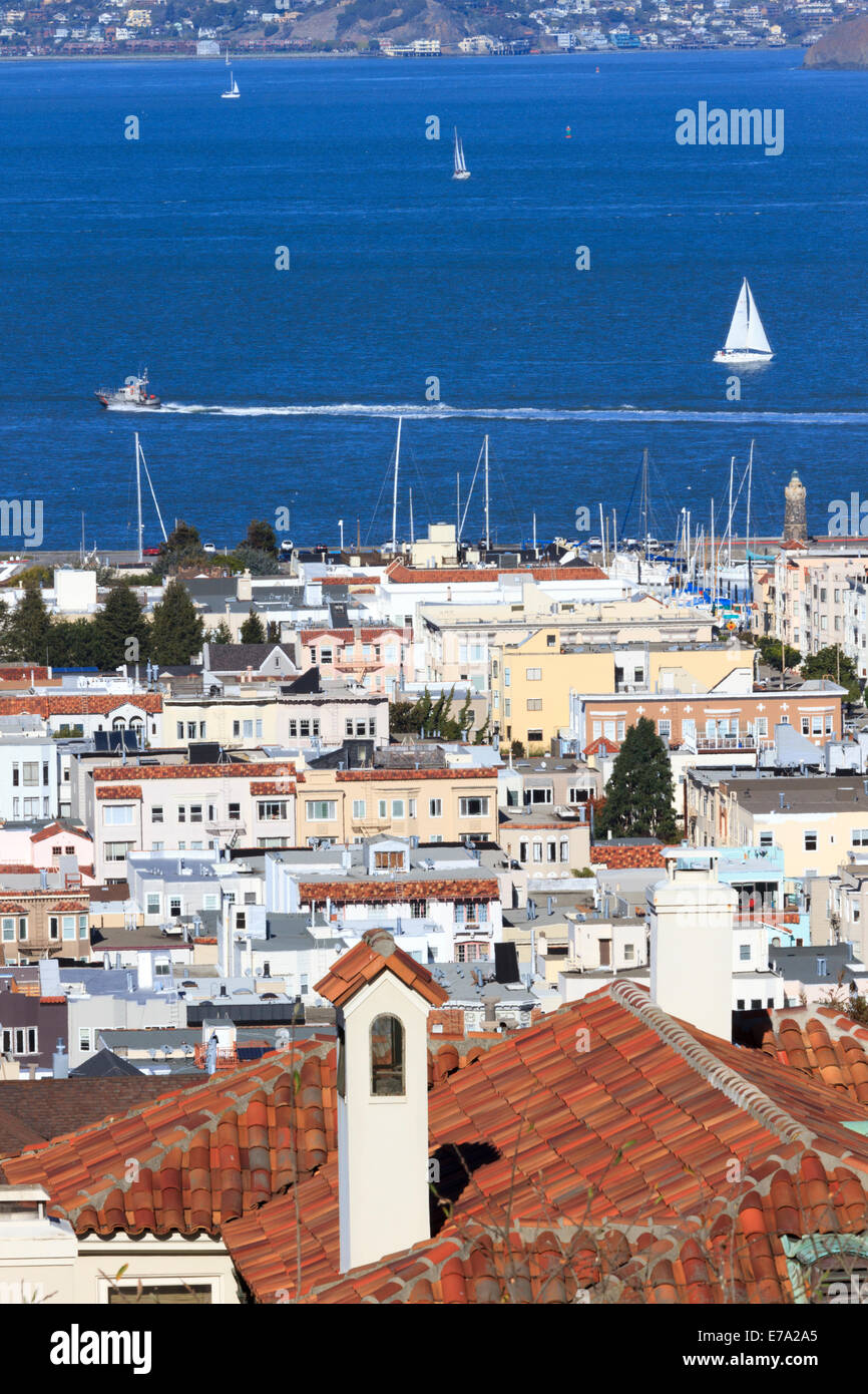 Case di collina in Marina del distretto di San Francisco con barche sulla Baia di San Francisco Foto Stock