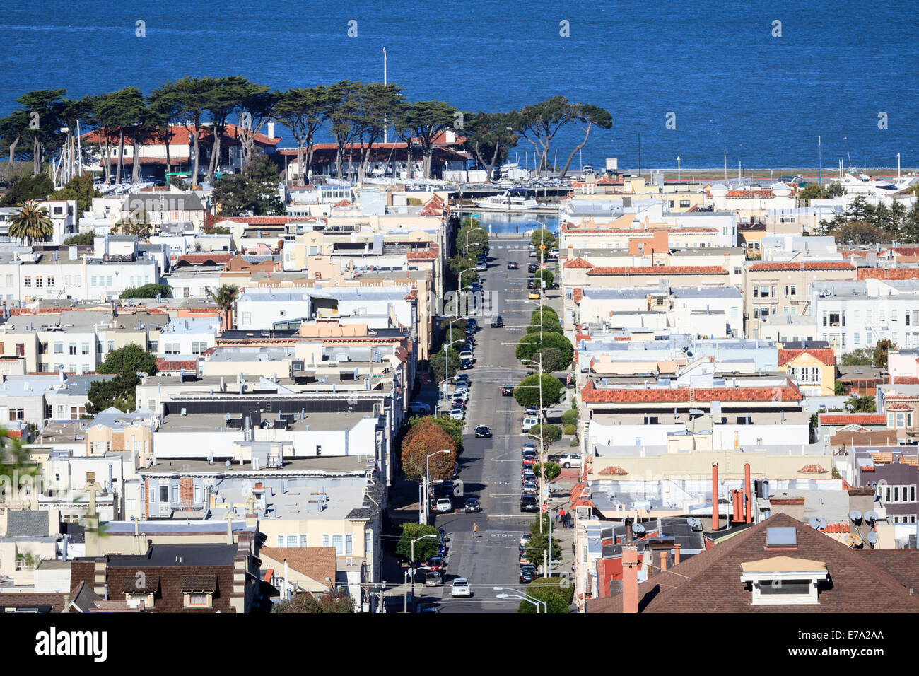Guarda case lungo Broderick Street nel quartiere Marina di San Francisco lungo la baia di San Francisco Foto Stock
