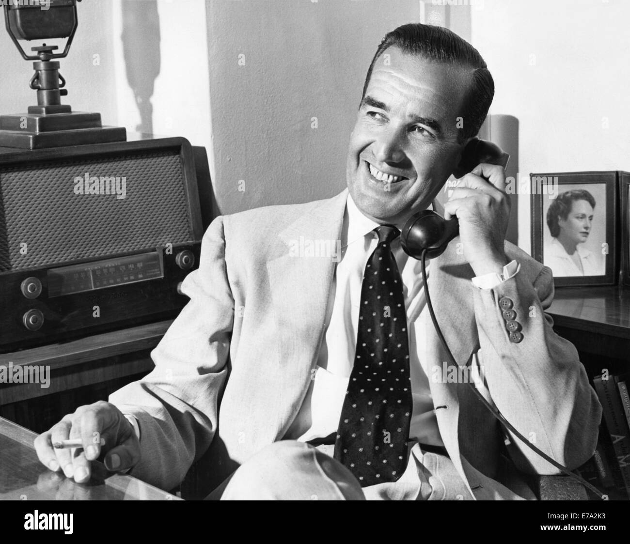 Edward R. Murrow (1908-1965), American giornalista televisivo, parlando al telefono, Ritratto, 1954 circa Foto Stock