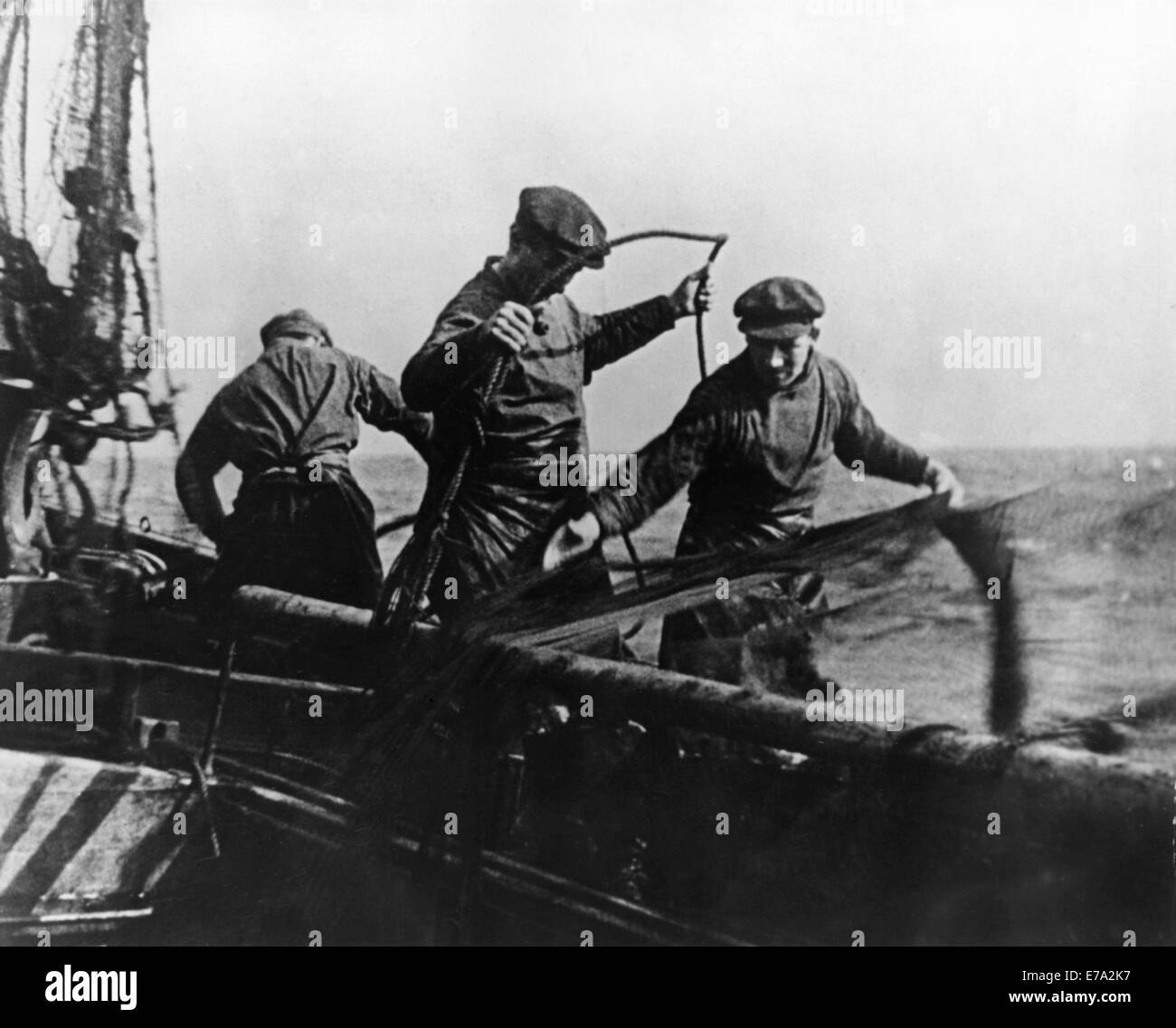 Un gruppo di pescatori di aringhe nel Mare del Nord, sul set di Silent film documentario, 'Drifters', 1929 Foto Stock