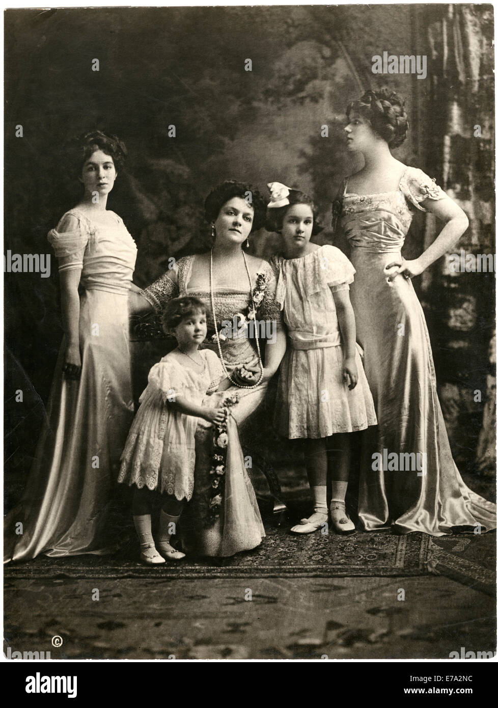 La sig.ra George Gould (Edith Kingdon) con le figlie Helen, Gloria, Edith, e Marjorie, Ritratto, 1910 Foto Stock