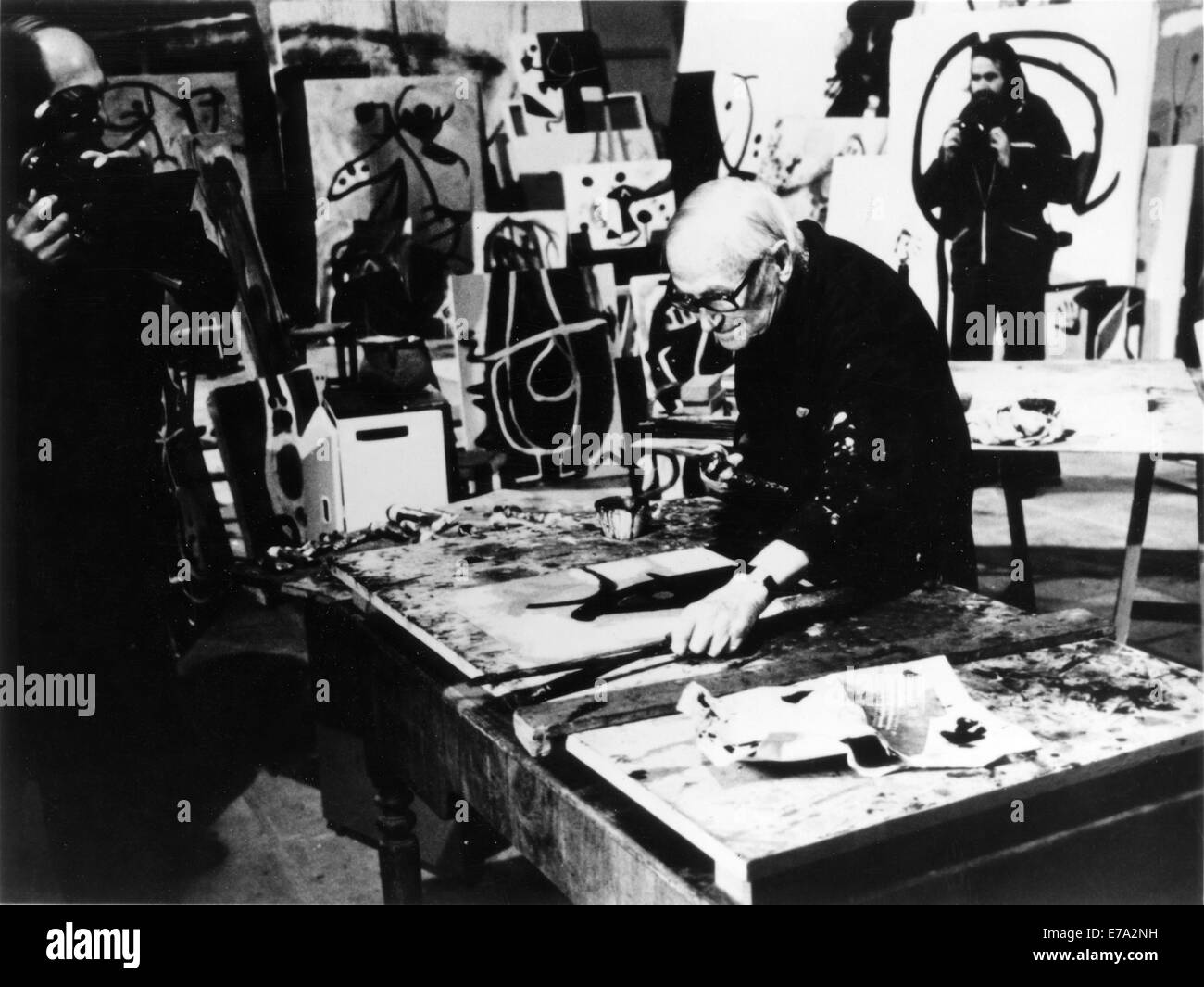 Joan Miro (1893-1983), lavorando in Home Studio, Palma di Maiorca, 1982 Foto Stock
