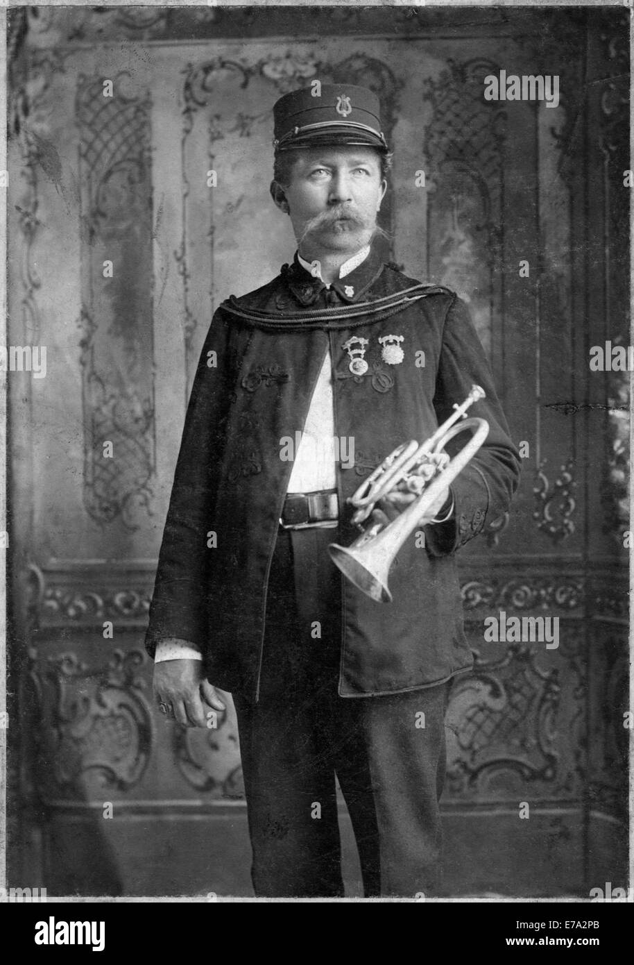 Uomo in uniforme di banda con corno, Chicago, Illinois, USA, 1907 Foto Stock