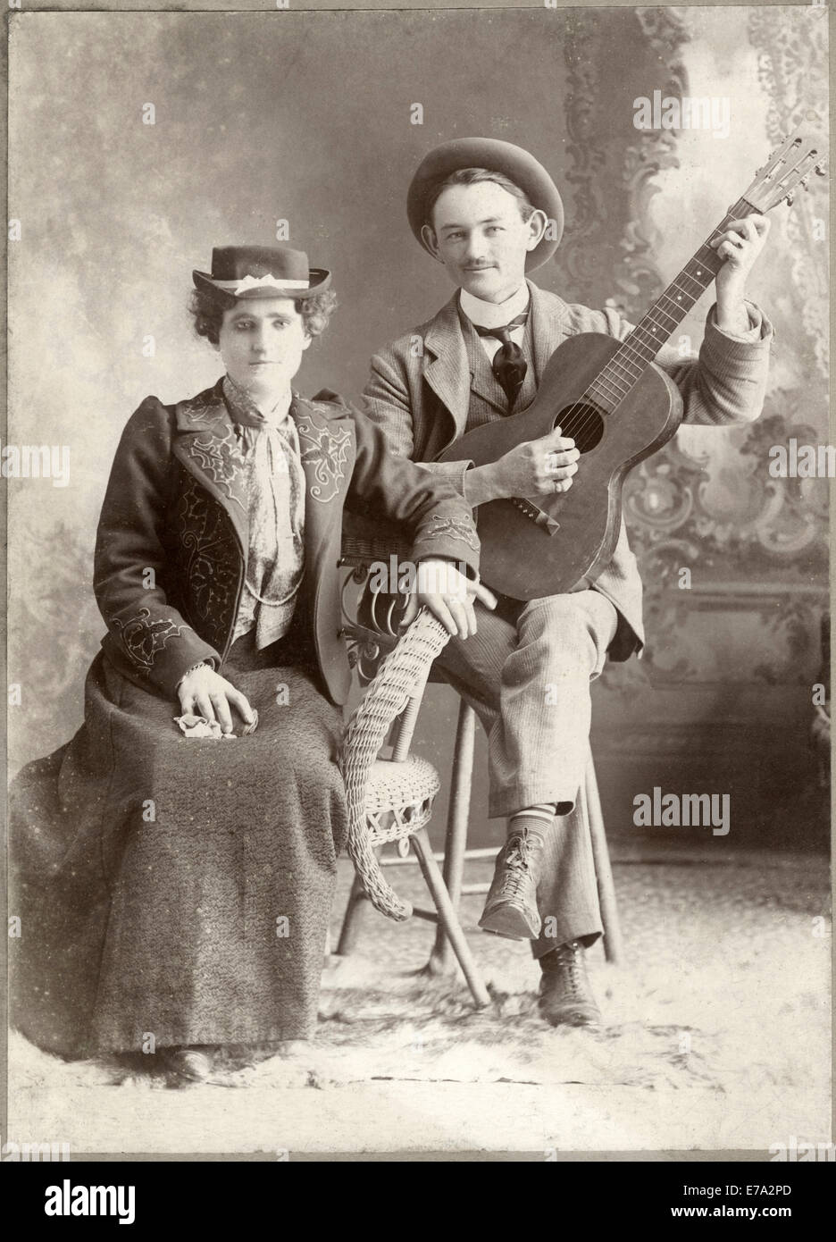 La donna seduta accanto all uomo seduto con la chitarra, Cabinet Card, circa 1913 Foto Stock
