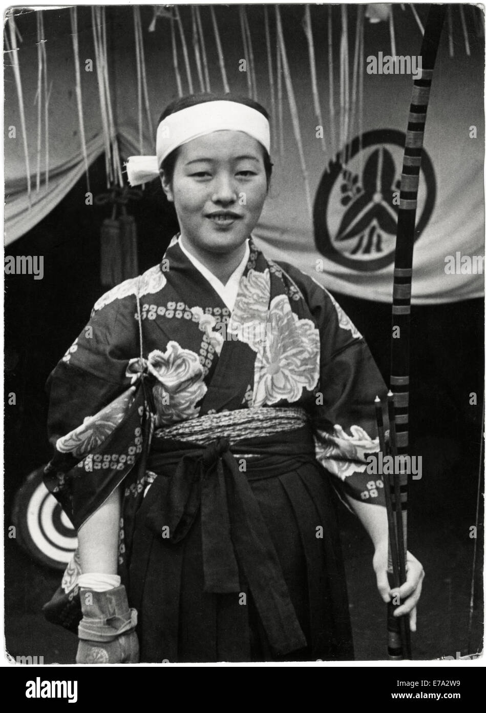 Giapponese ragazza adolescente in abito tradizionale con apparecchiature di tiro con l'arco, Giappone, 1935 Foto Stock