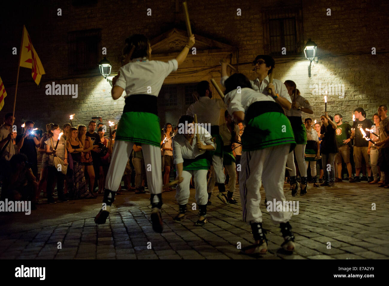 Barcellona, Spagna. 10 Settembre, 2014. Tradizionale catalán ballerini Bastoners (adesivi) eseguire durante un pro indipendenza marzo nel quartiere Gotico di Barcellona.Nella città di Barcellona sono stati diversi eventi e pro-indipendenza manifestazioni la notte prima della celebrazione del catalano di giornata nazionale. Il popolo catalano indire un referendum sull indipendenza per il prossimo 9 Novembre. Credito: Jordi Boixareu/Alamy Live News Foto Stock