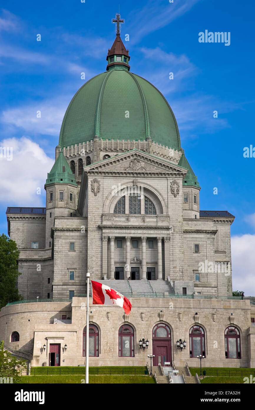 San Giuseppe oratorio con bandiera canadese di fronte ad esso, Montreal, Canada Foto Stock