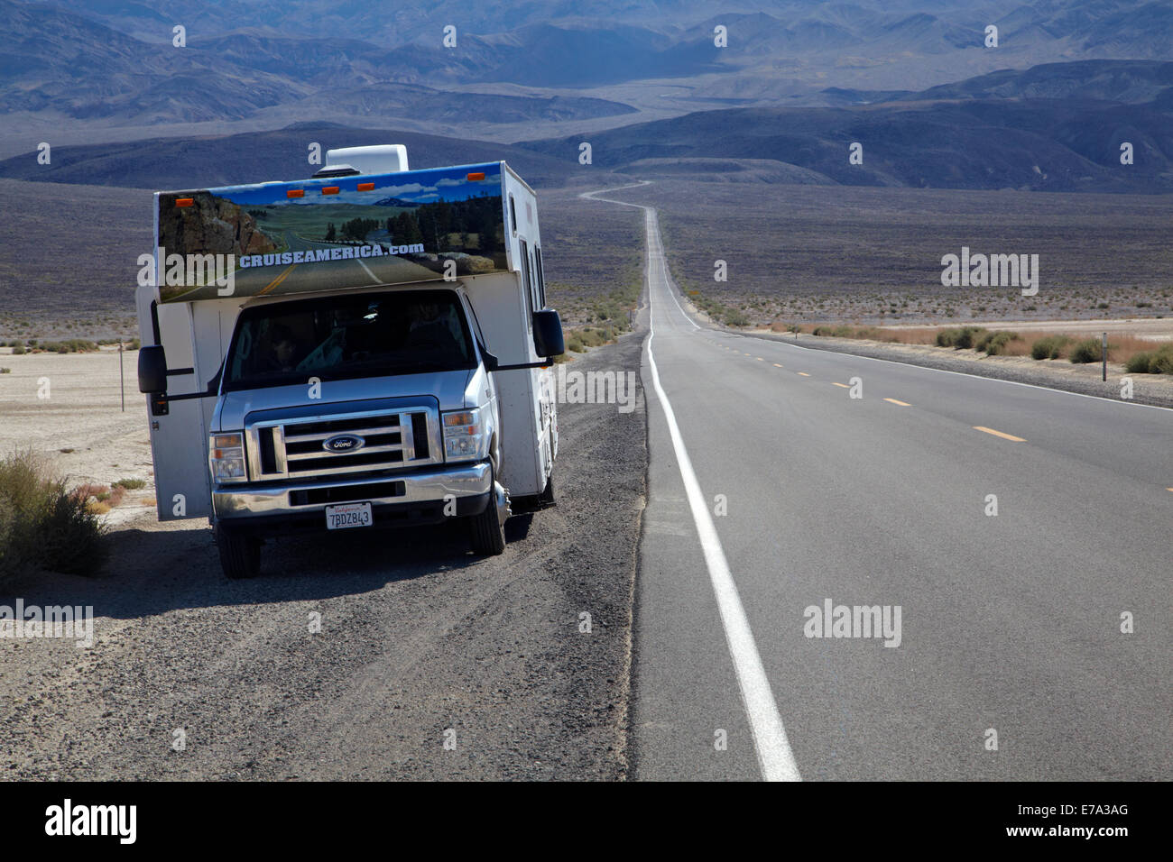 RV e saline dalla Statale Route 190 attraverso Panamint Valley e su Panamint Range, Parco Nazionale della Valle della Morte, Deserto Mojave, Foto Stock