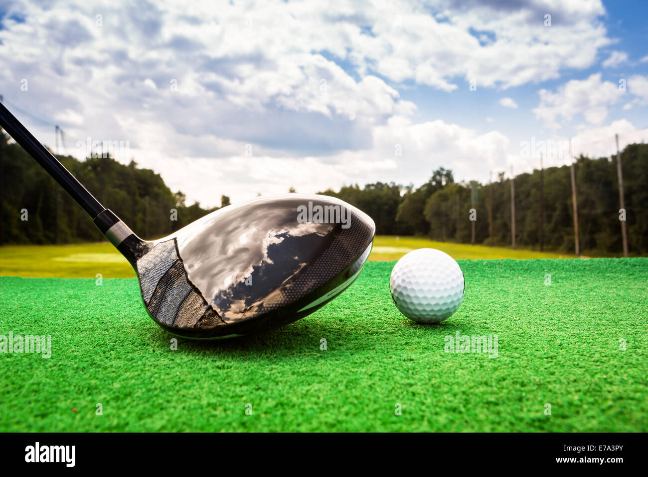 Close-up di una pallina da golf e un campo da golf per legno su una gamma di guida Foto Stock
