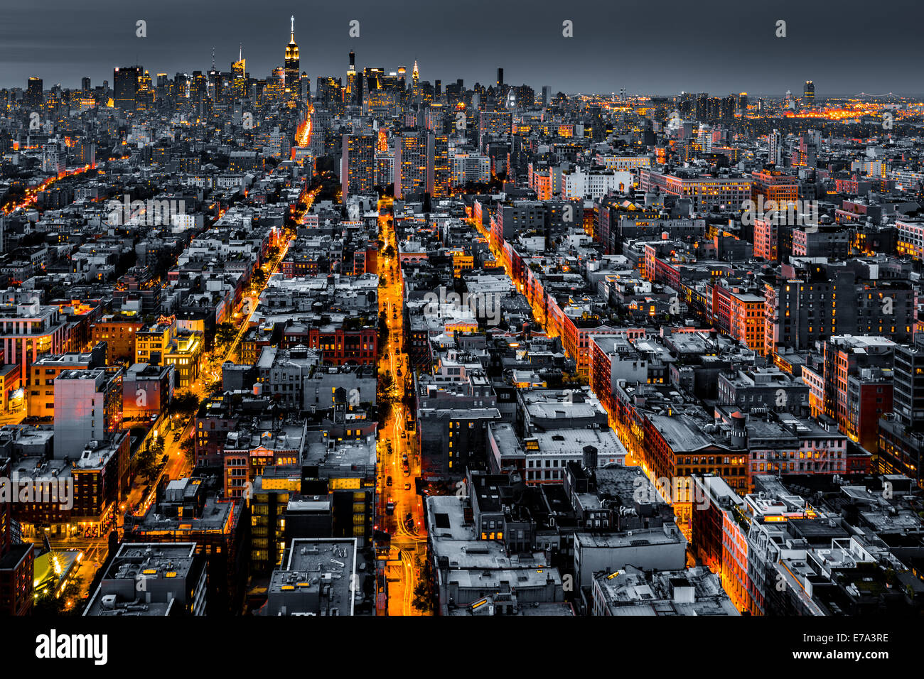 Vista aerea della città di New York di notte con viali illuminati convergente verso il Midtown. Foto Stock