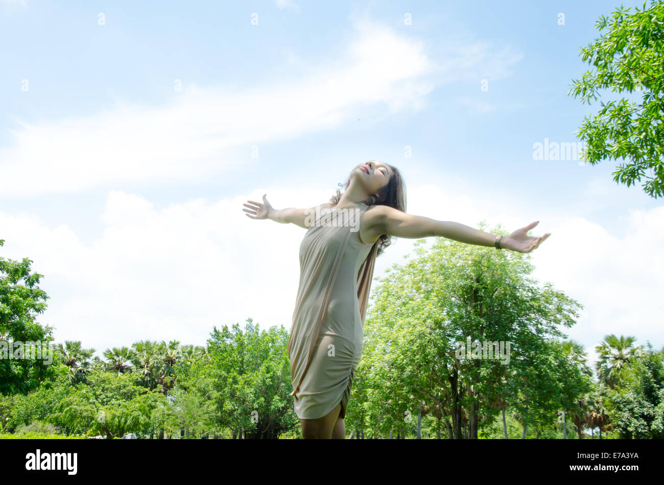 Donna felice sentirsi liberi in natura Foto Stock