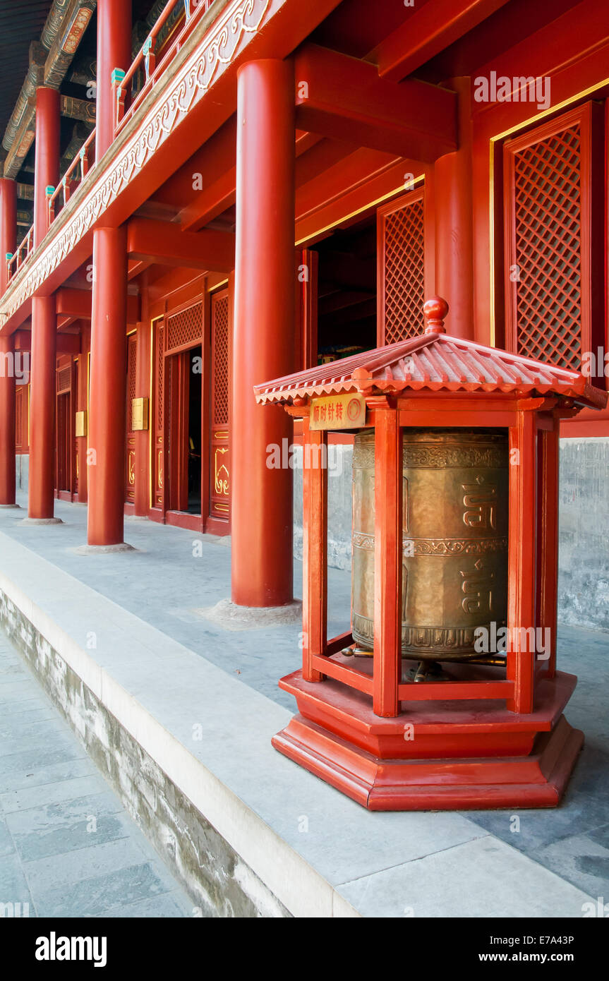 La preghiera buddista ruota al tempio Lama a Pechino in Cina Foto Stock