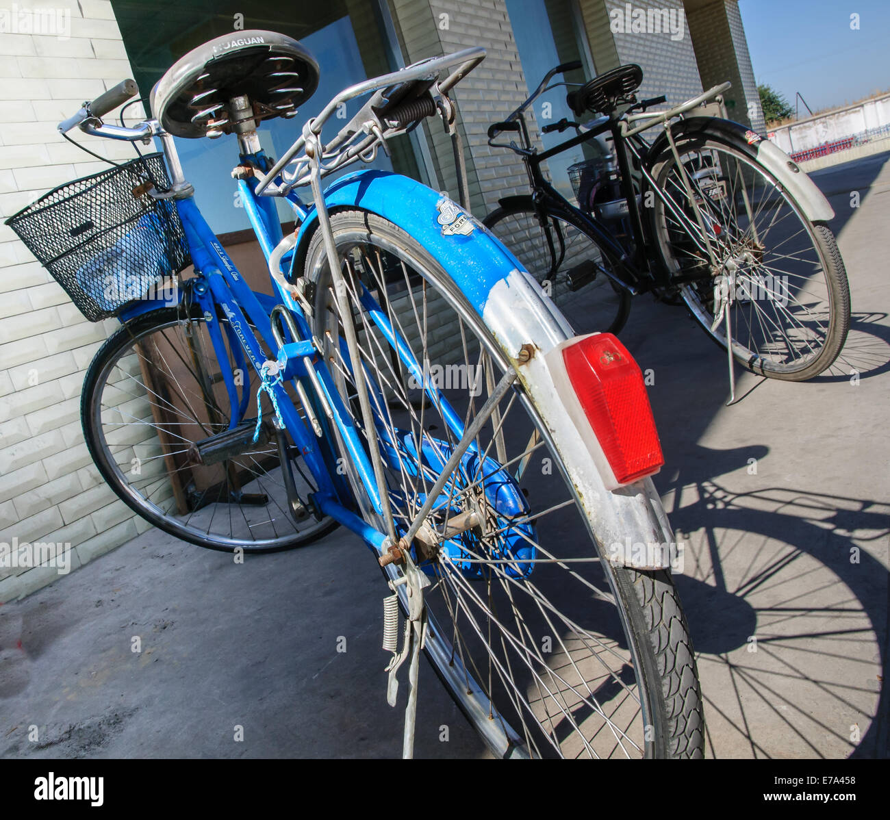 Blu di biciclette cinesi con cestello in Cina rurale Foto Stock