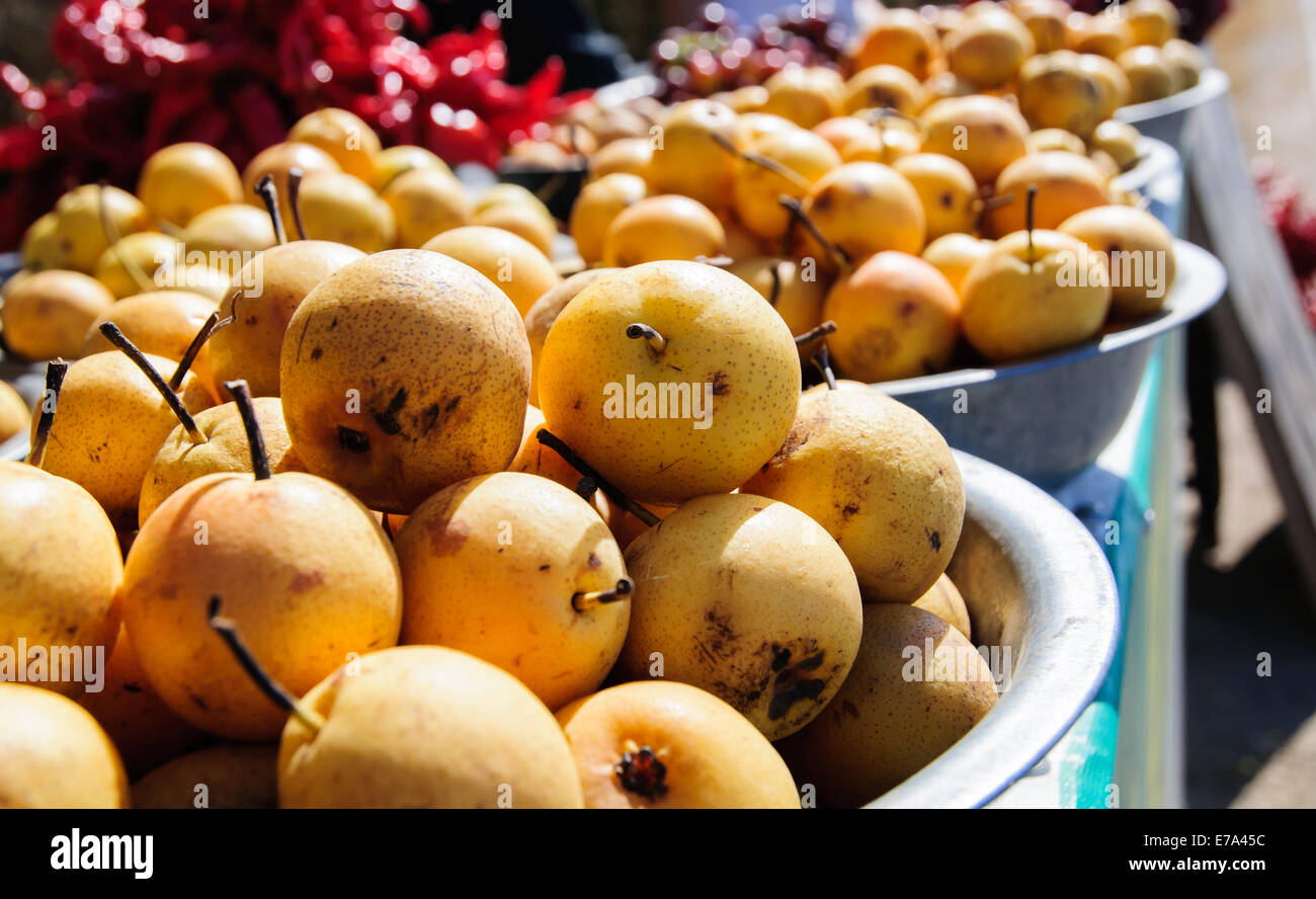 Bocce di giallo pere cinesi in un mercato all'aperto in Cina rurale Foto Stock