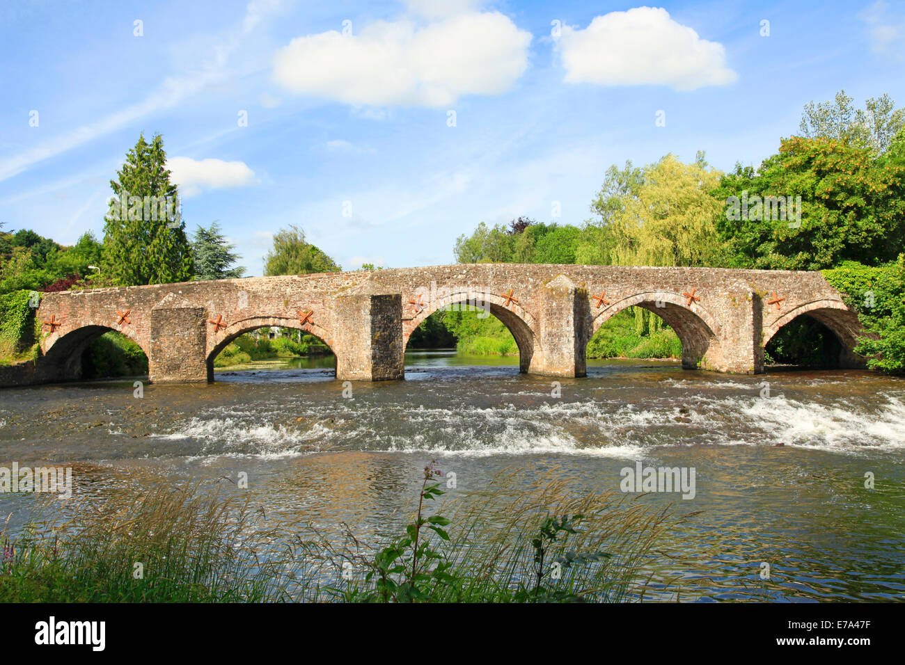 Il vecchio ponte in pietra che si estende sul fiume presso Bickleigh Devon England Foto Stock