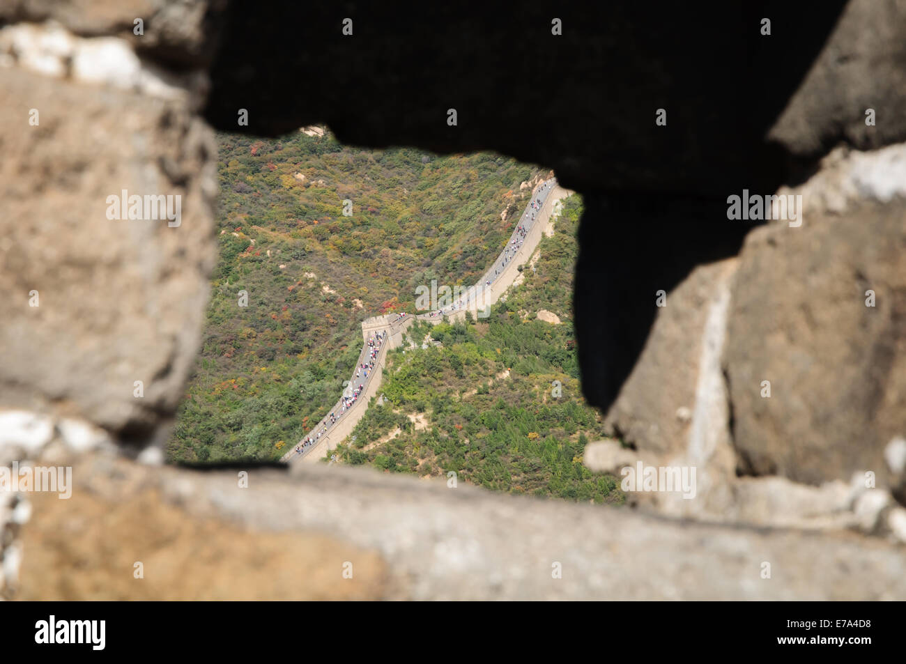La Grande Muraglia della Cina che spazia su tutta la montagna visto attraverso la finestra Foto Stock