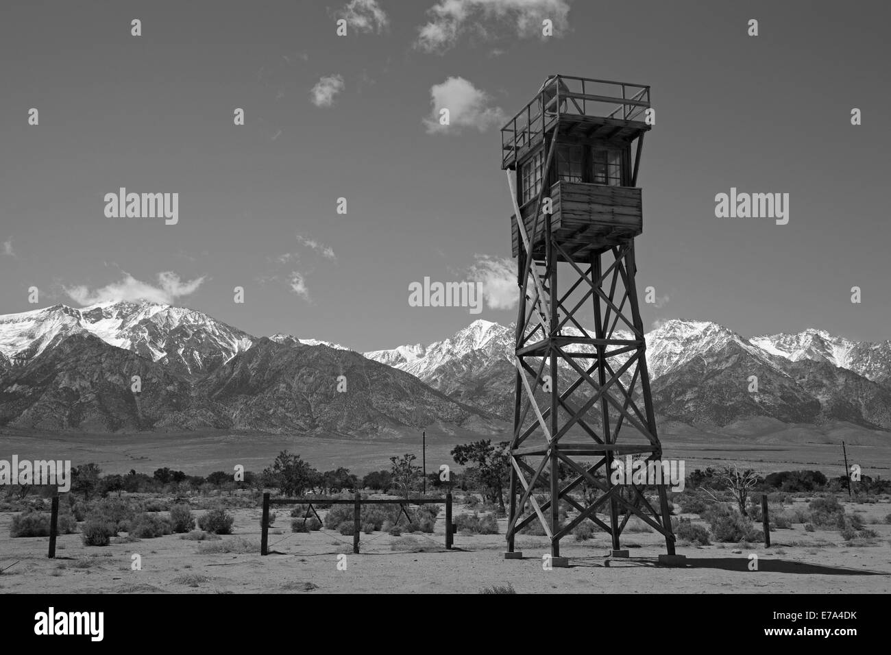Manzanar War Relocation Center (WWII campo di prigionia), e la catena montuosa della Sierra Nevada, vicino a Lone Pine, Owens Valley, California, Stati Uniti d'America Foto Stock