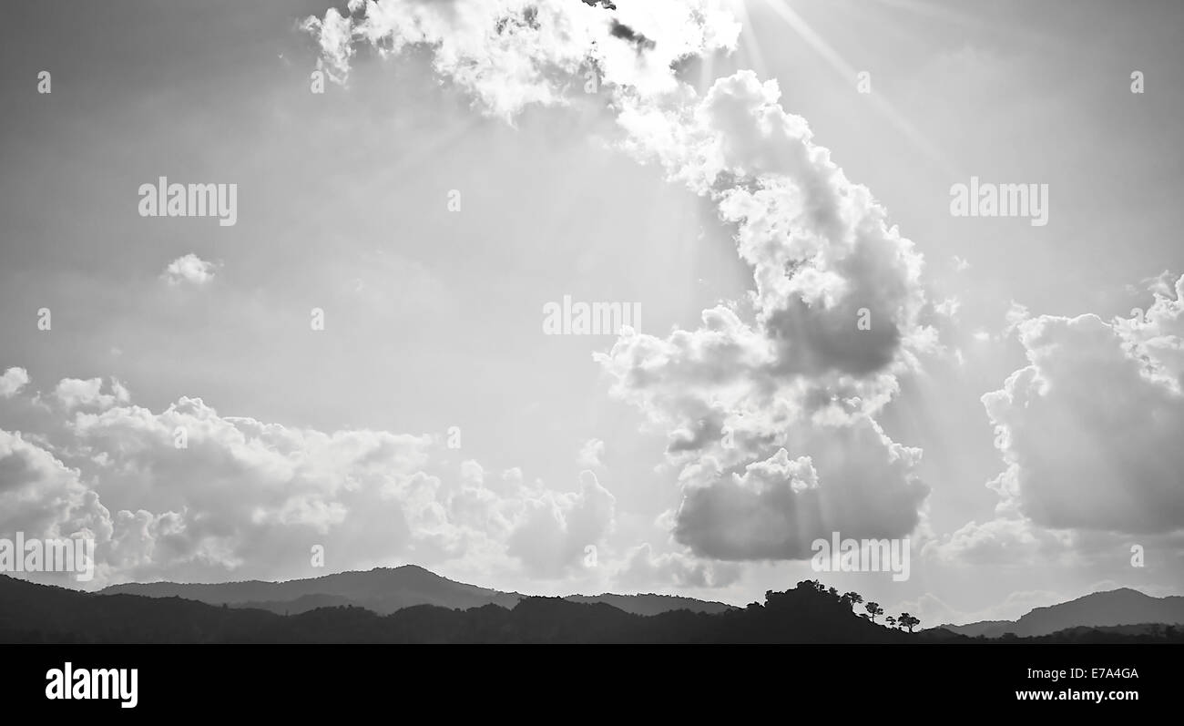 Il cielo nuvoloso in bianco e nero Foto Stock