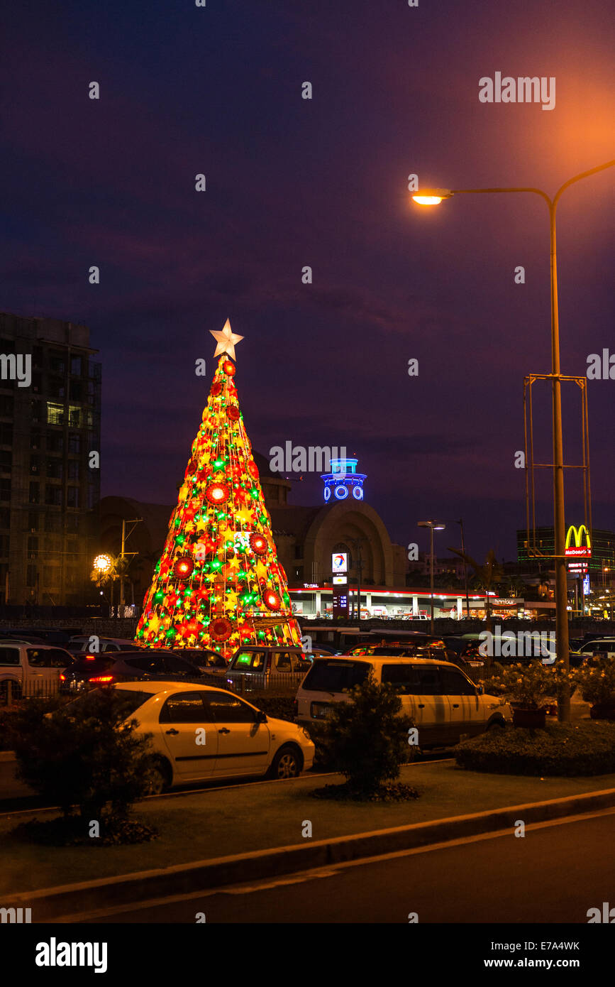 Colorate e luminose albero di natale fuori dall aeroporto di Manila Foto Stock