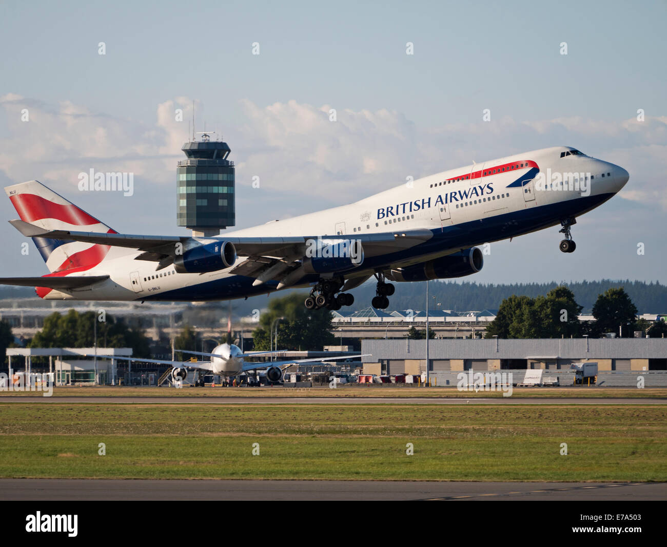 Un British Airways Boeing 747-400 (G-BNLU) wide-body jumbo jet decolla dall'Aeroporto Internazionale di Vancouver, Canada Foto Stock