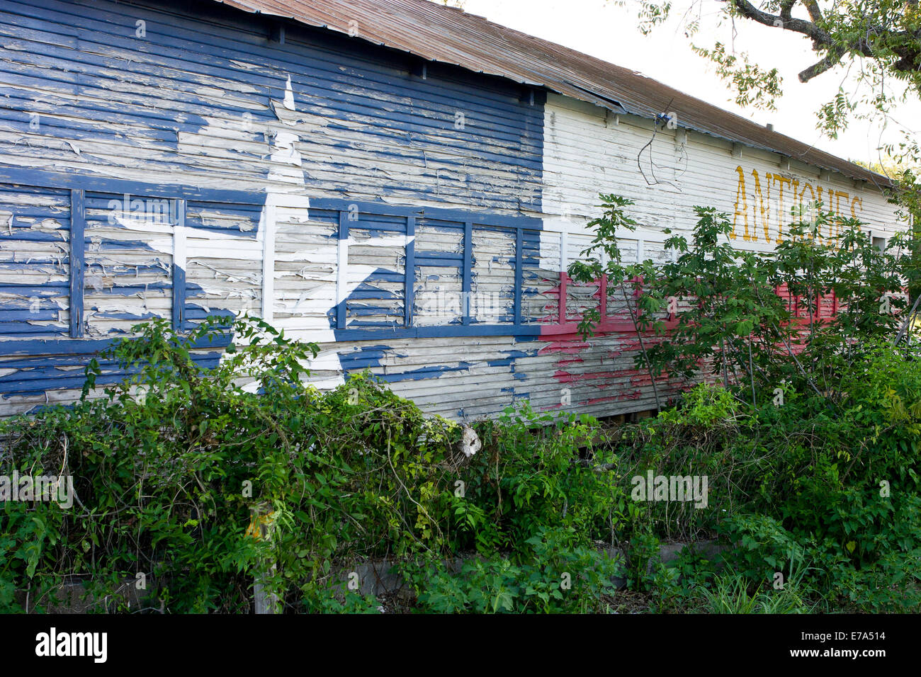 Abbandonato negozio di antiquariato con Texas bandiera paint, Tubo Creek Texas Foto Stock