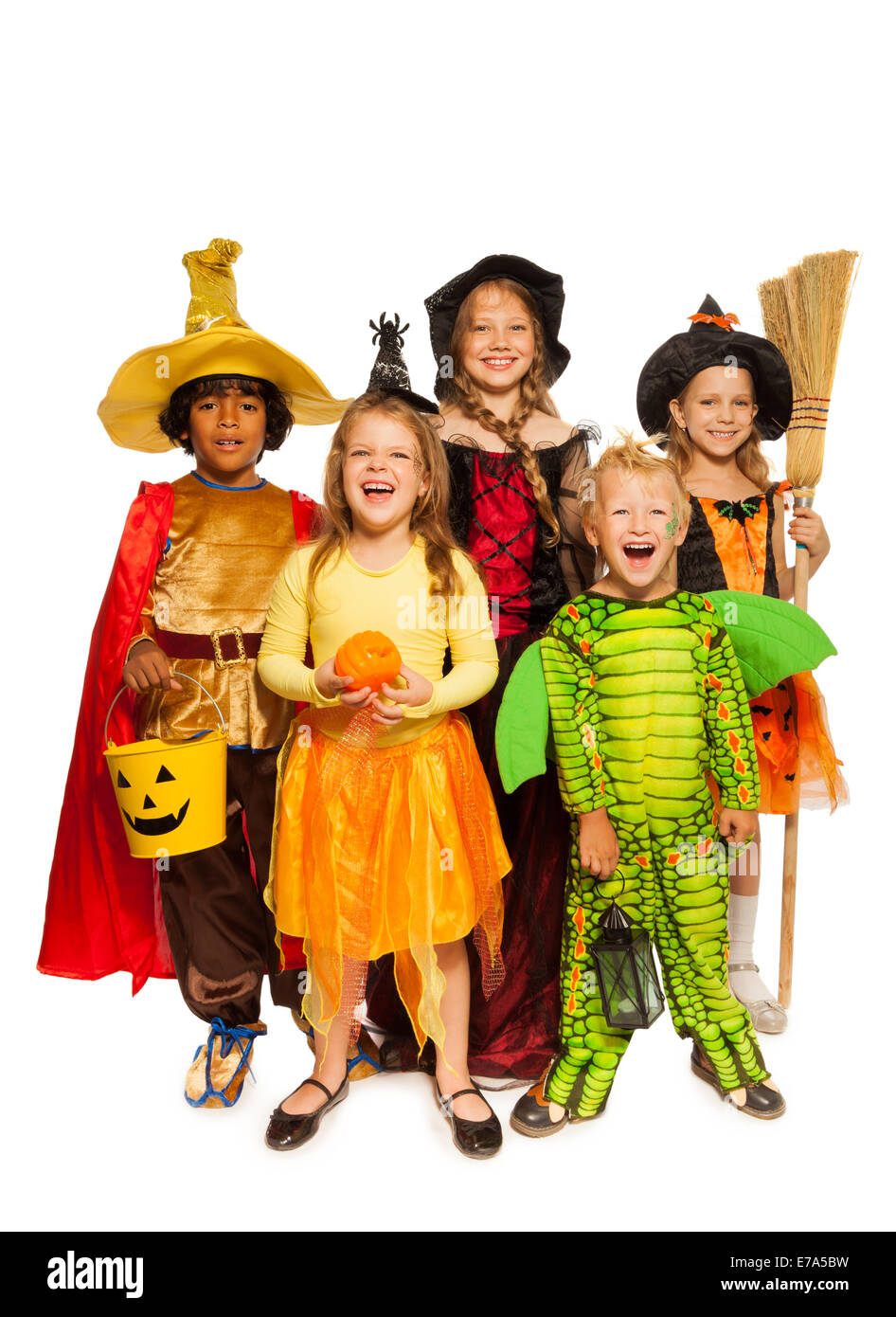 I bambini con gli attributi di Halloween in costumi di scena Foto Stock