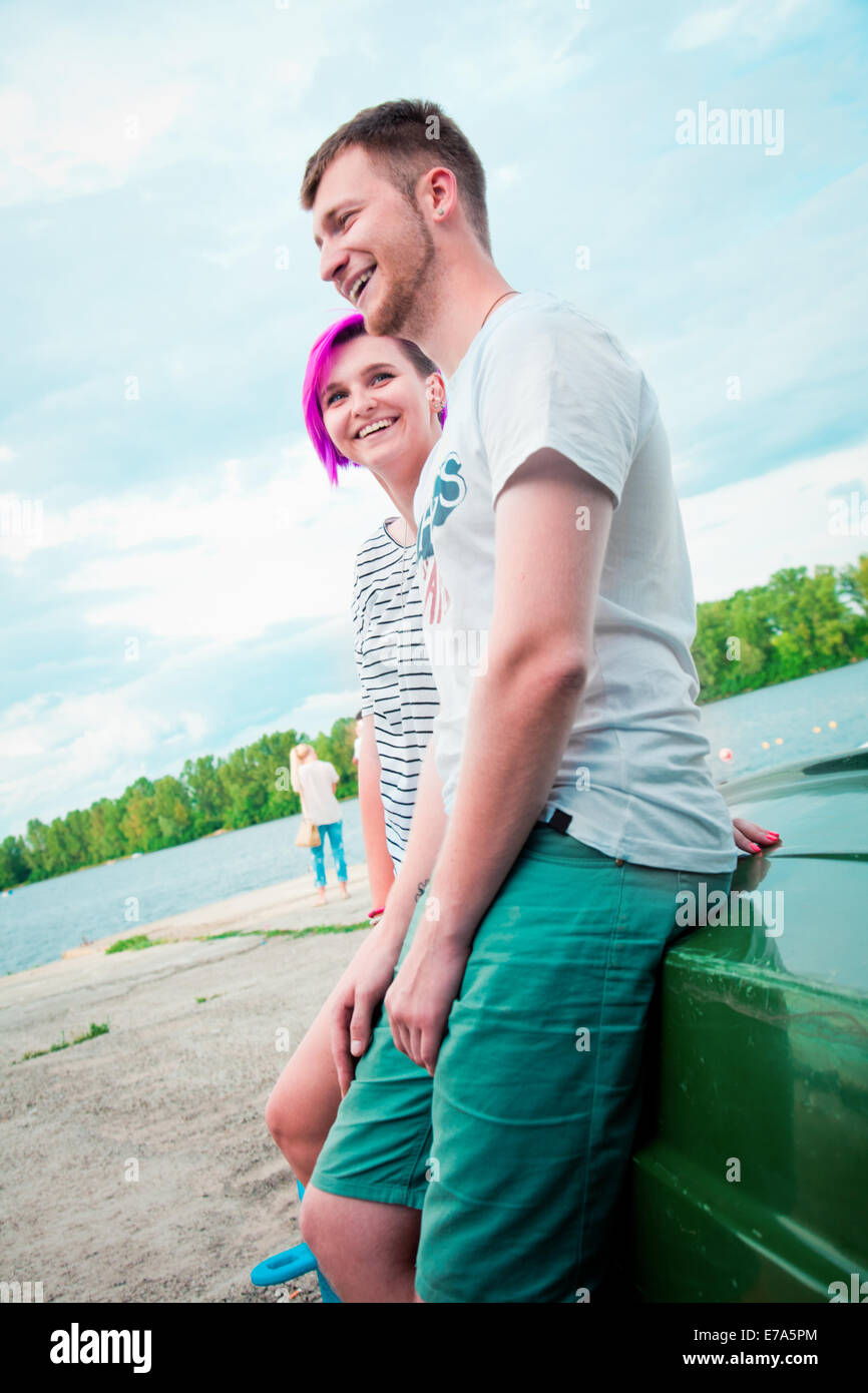 L uomo e la donna seduta su una barca capovolta Foto Stock