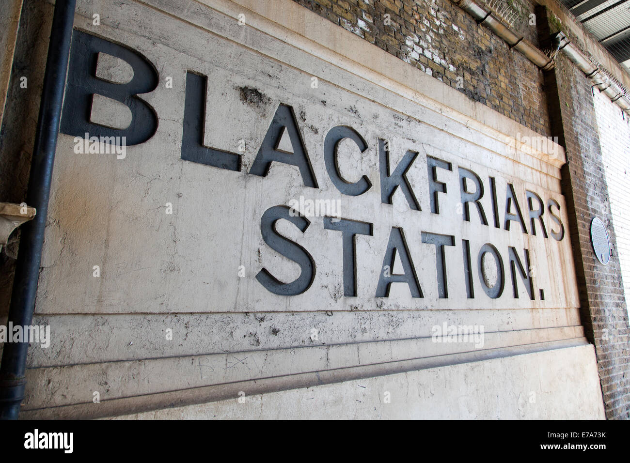Ex ingresso al Blackfriars Road Stazione ferroviaria sotto un ponte ferroviario sul Blackfriars Road, Southwark, Londra, Regno Unito. Foto Stock