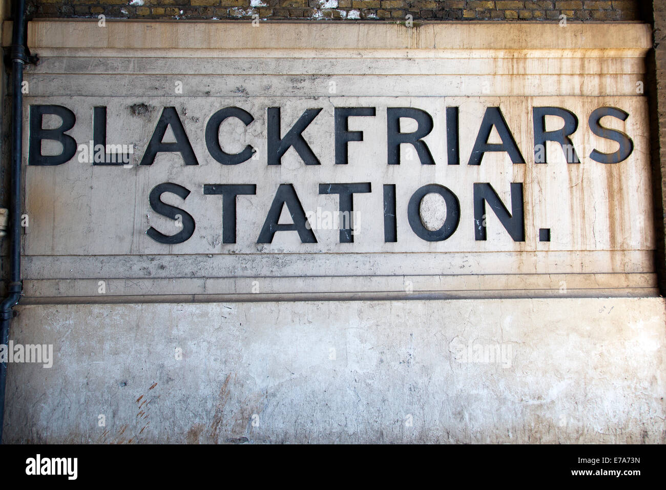 Ex ingresso al Blackfriars Road Stazione ferroviaria sotto un ponte ferroviario sul Blackfriars Road, Southwark, Londra, Regno Unito. Foto Stock