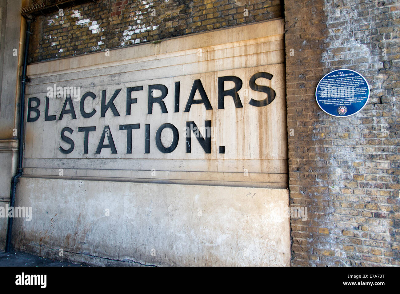 Ex ingresso al Blackfriars Road Stazione ferroviaria sotto un ponte ferroviario sul Blackfriars Road, Southwark, Londra, Regno Unito. Foto Stock