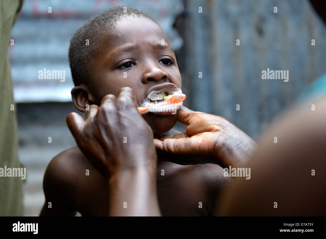 Il ragazzo, 7 anni, avente i suoi denti spazzolati, Camp Icare, per il campo per rifugiati di terremoto, Fort National, Port-au-Prince, Haiti Foto Stock