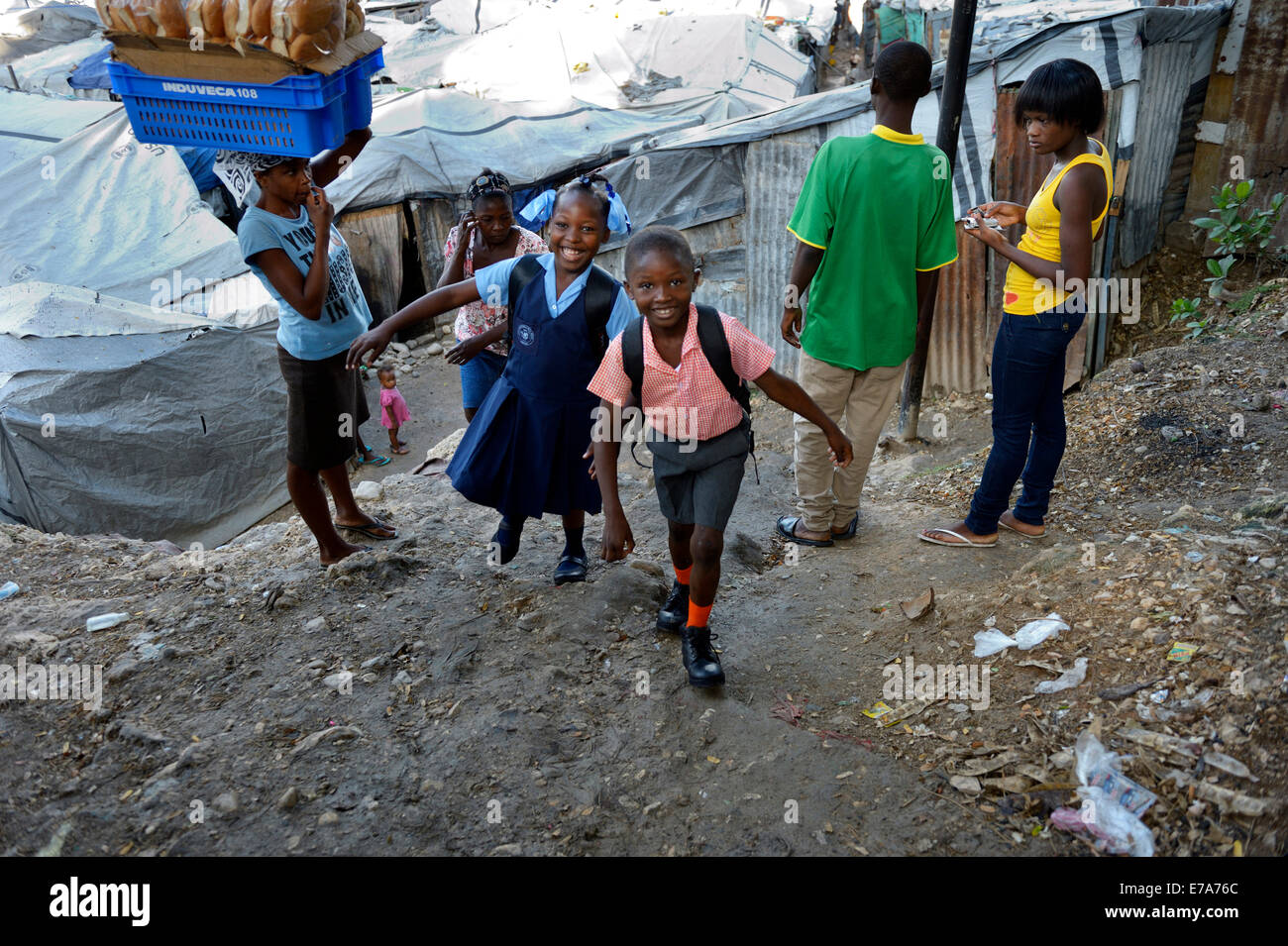 Fratello e Sorella in uniforme scolastica sulla strada per la scuola, Camp Icare per rifugiati di terremoto, Fort National, Port-au-Prince Foto Stock