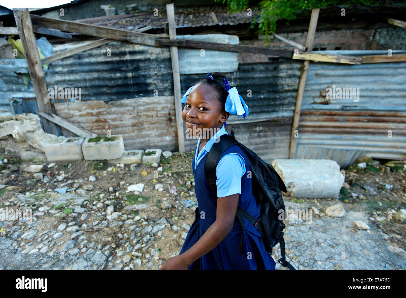 Ragazza 9 anni, sul suo modo di scuola, campo Icare per rifugiati di terremoto, Fort National, Port-au-Prince, Haiti Foto Stock