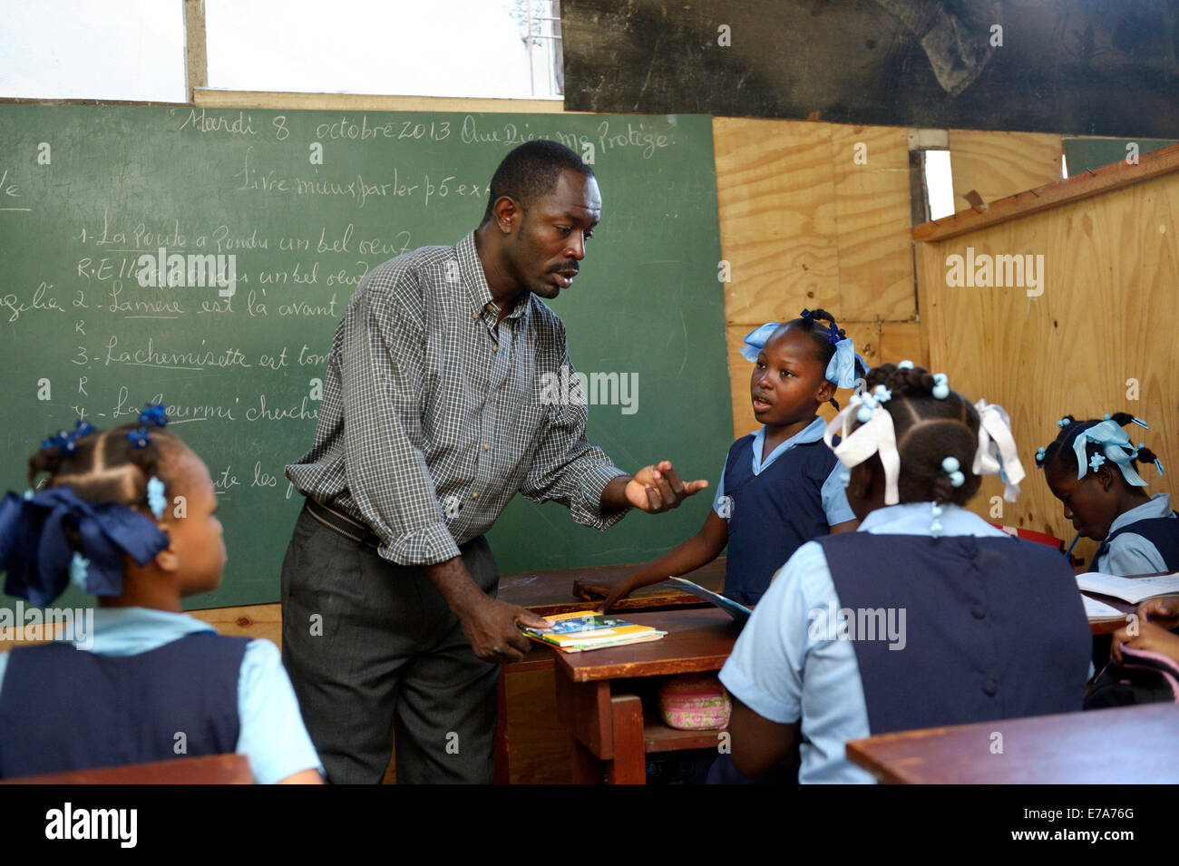 Insegnamento in una scuola per i rifugiati di terremoto, Fort National, Port-au-Prince, Haiti Foto Stock