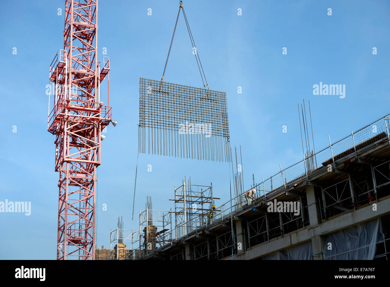 Il sollevamento con gru costruzione acciaio Torri Digicel cantiere, Port-au-Prince, Haiti Foto Stock