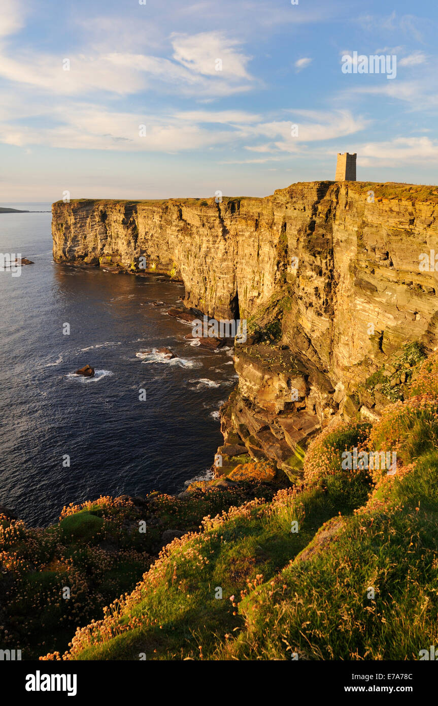 Vista di Marwick testa con il Kitchener Memorial, Marwick Bay, Continentale, Orkney, Scotland, Regno Unito Foto Stock