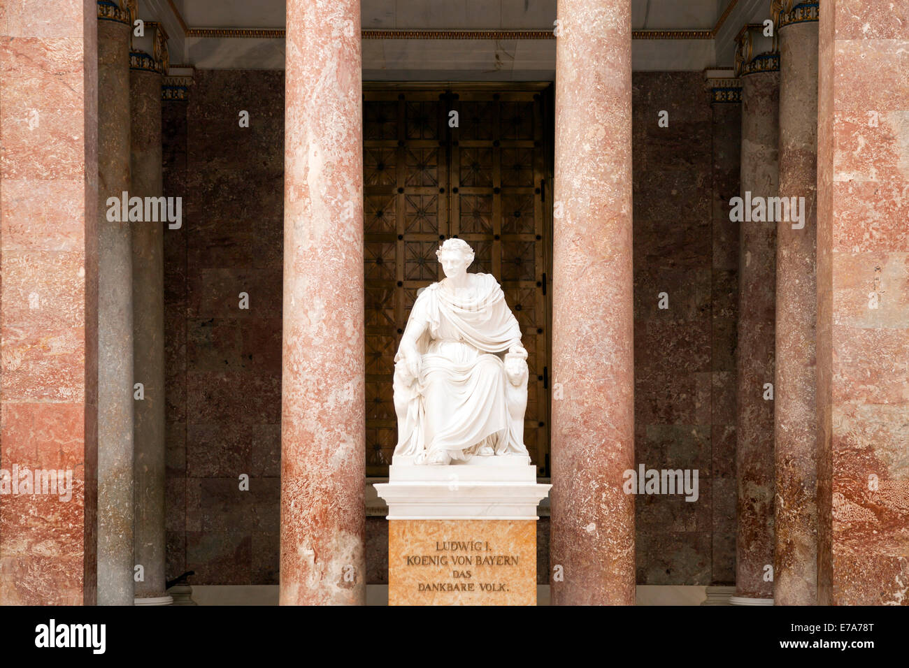 Statua di re Ludwig I all'interno della sala principale del Walhalla memorial a est di Regensburg, Baviera, Germania, Europa Foto Stock