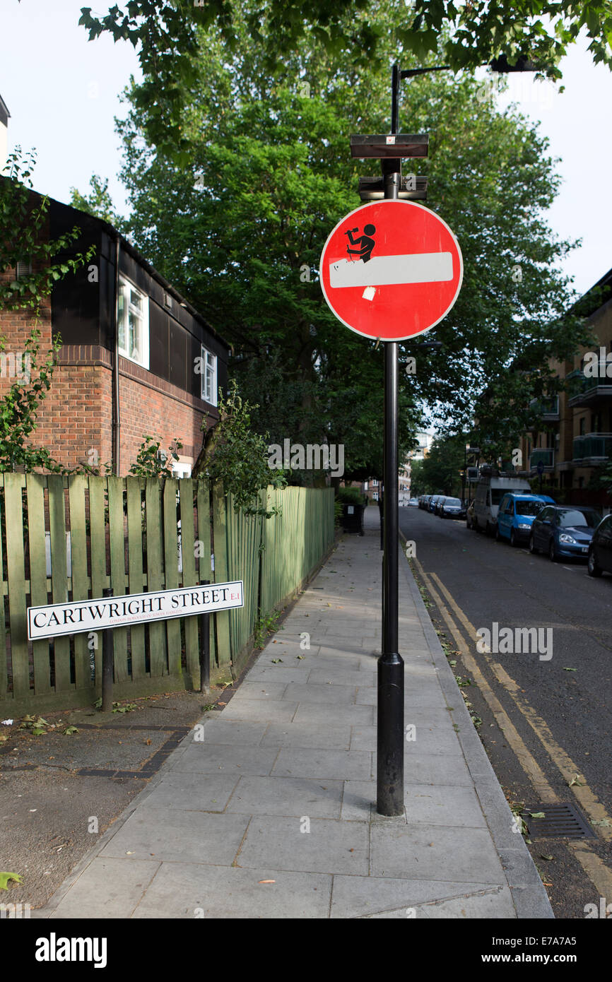 Graffiti su un nessuna voce strada segno, Cartwright Street, Londra, Inghilterra, Regno Unito. Foto Stock