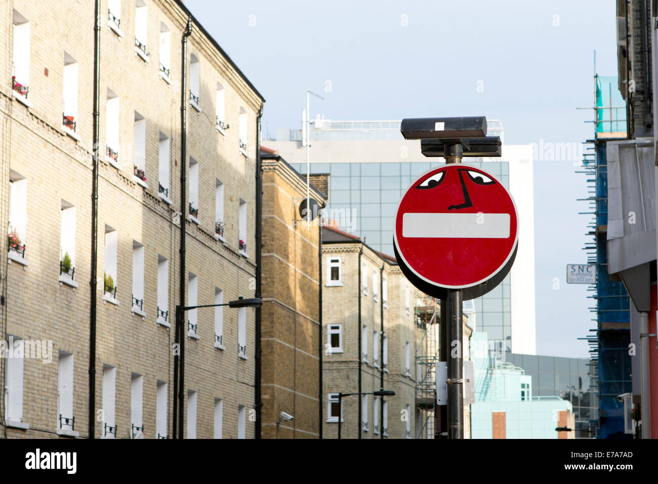 Graffiti su un nessuna voce strada segno, John Fisher Street, Londra, Inghilterra, Regno Unito. Foto Stock