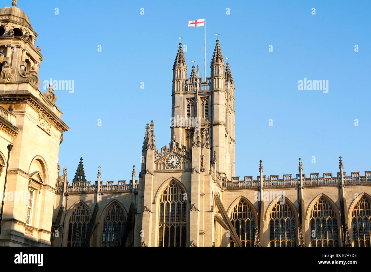 Bandiera inglese battenti sulla torre della chiesa abbaziale, bagno, Somerset, Inghilterra Foto Stock