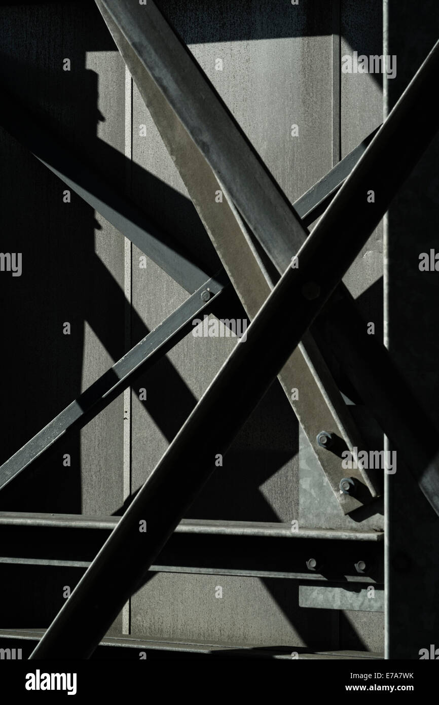 Vista astratta delle travi in acciaio sulla parte posteriore del ponte Foto Stock