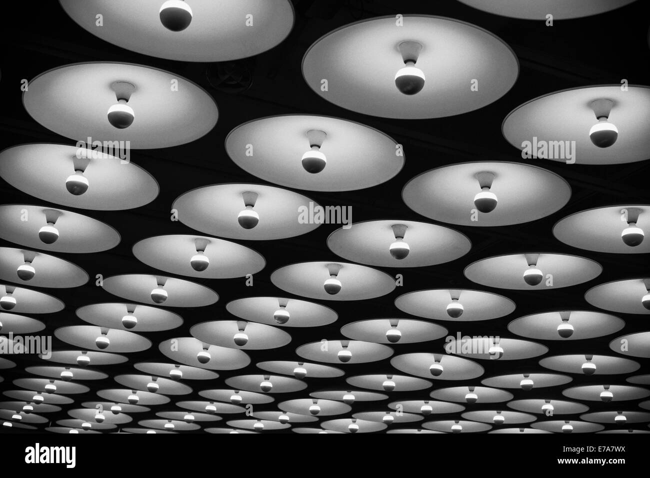 Righe di lampade da soffitto a 'Whitney Museum of American Art' a Manhattan, New York, Stati Uniti d'America Foto Stock