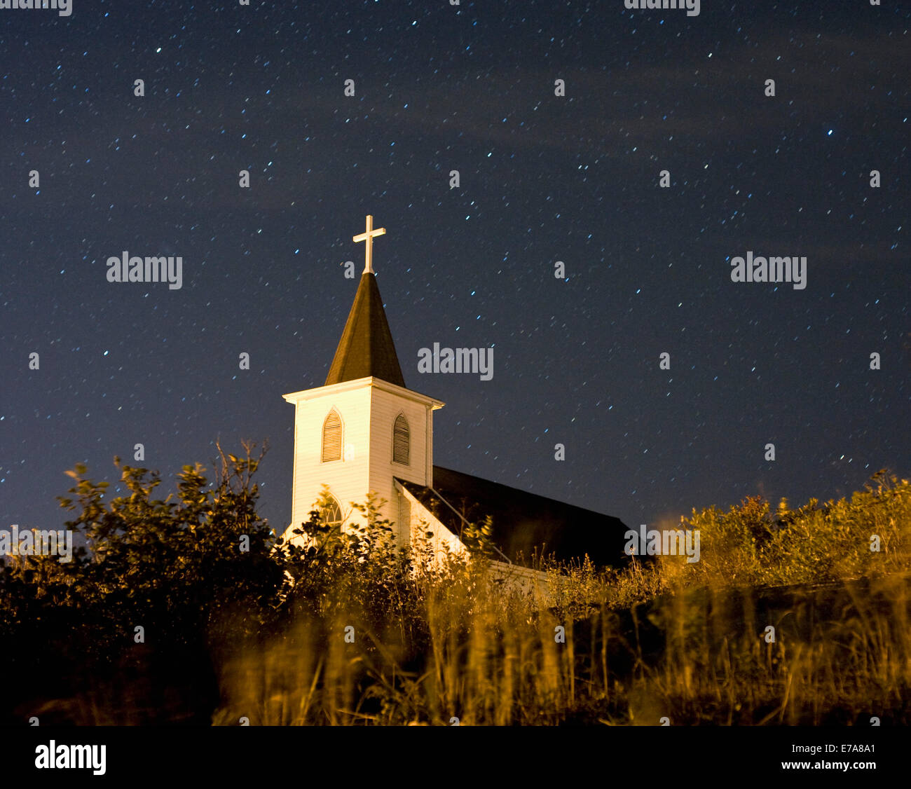 Vista della chiesa e un cielo stellato Foto Stock