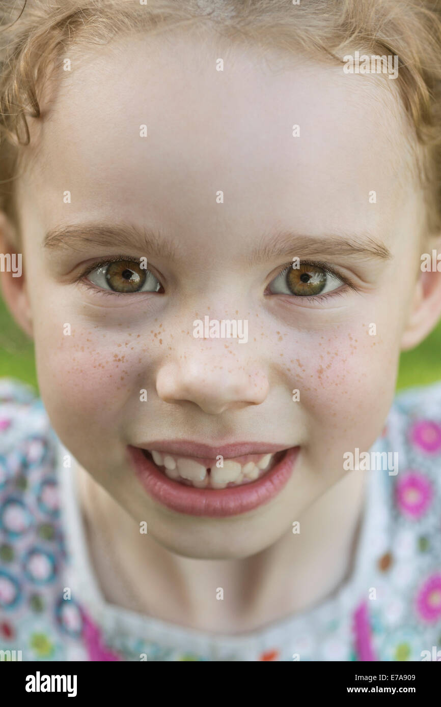 Close-up ritratto di carino ragazza sorridente Foto Stock