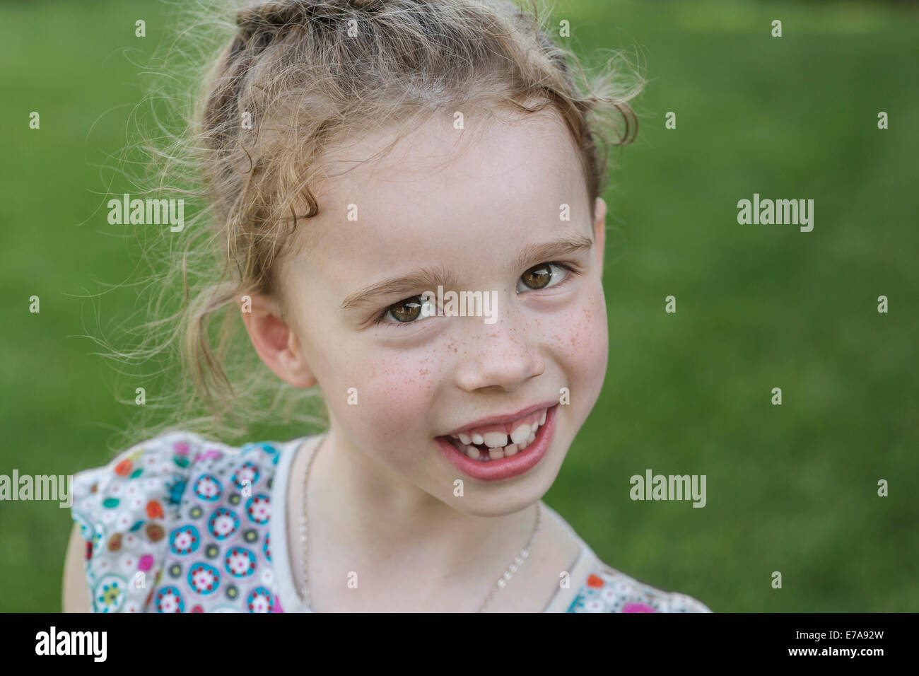 Ritratto di carino ragazza sorridente all'aperto Foto Stock