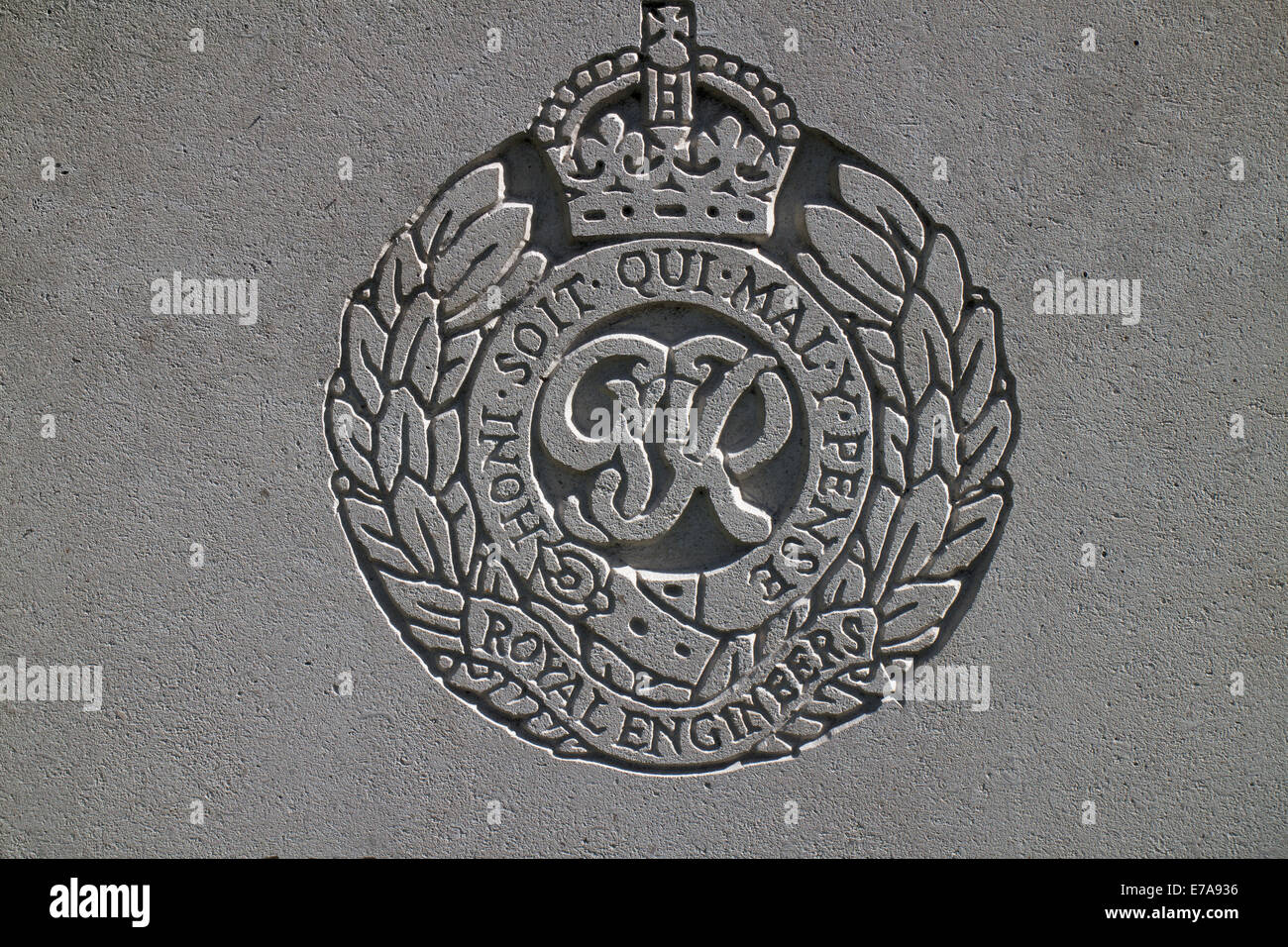 I Royal Engineers cresta su una tomba di guerra. Foto Stock